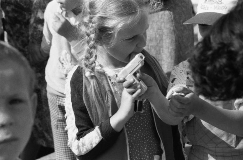 Литовская ССР. Митинг в городе Электренай, посвященный Всемирному дню уничтожения военной игрушки. Дети отказываются от военных игрушек