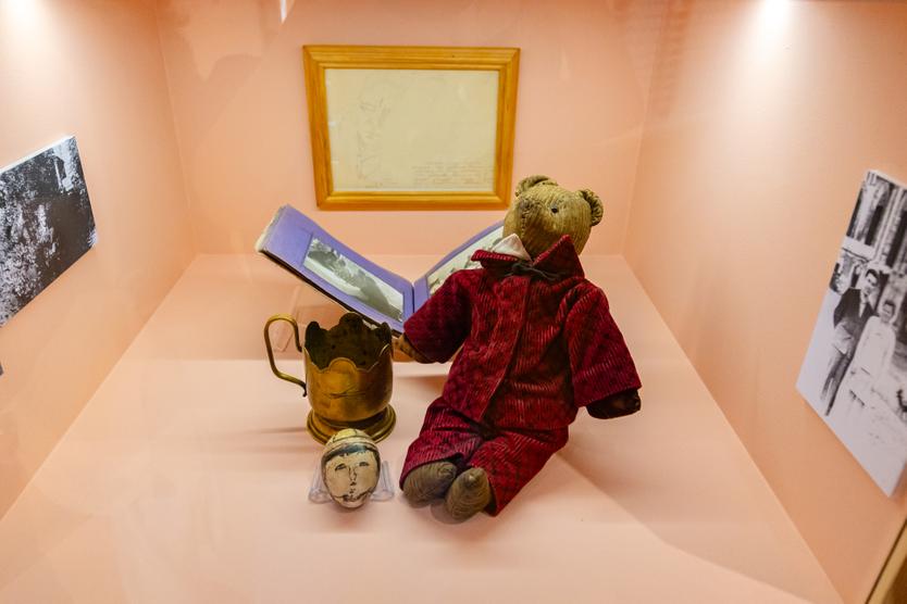 Игрушечный мишка, подаренный Зинаиде Васильевне на день рождения