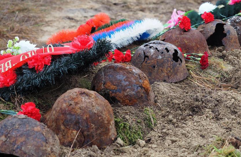 Каски погибших солдат, найденные во время одной из поисковых операций
