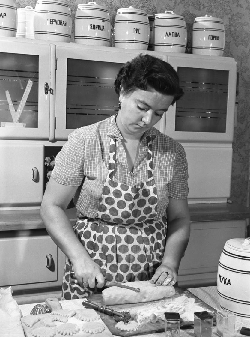 Домохозяйка Тамара Михайловна у себя на кухне