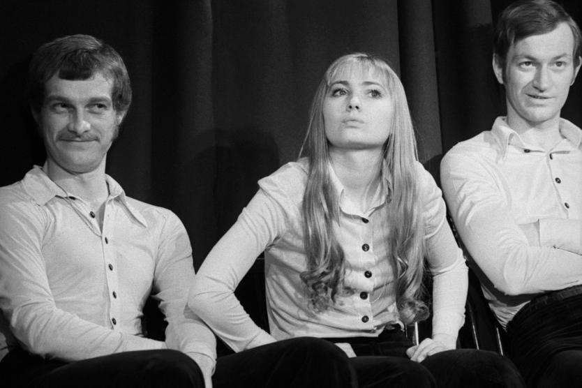 Актеры Валерий Доронин, Лариса Луппиан и Олег Леваков (слева направо) в спектакле «Как нарисовать птицу» в постановке Игоря Владимирова в Ленинградском театре имени Ленсовета. Дата съемки не установлена