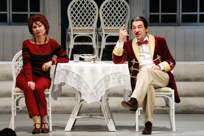 Актеры Михаил Боярский (Эраст Петрович) и Лариса Луппиан (Раиса Александровна) в сцене из спектакля «В этом милом старом доме» в постановке режиссера Олега Левакова в Санкт-Петербургском академическом театре имени Ленсовета