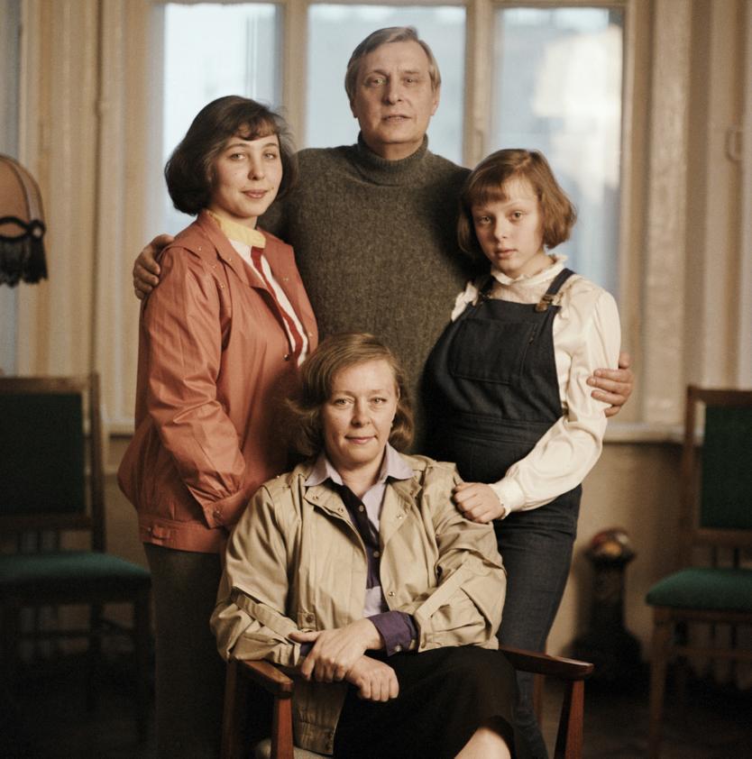 Народный артист СССР Олег Валерианович Басилашвили, его супруга Галина Евгеньевна Мшанская (в центре на первом плане) и дочери: Ольга и Ксения (слева направо на втором плане) в своей квартире