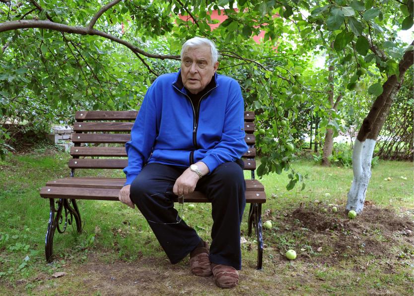 Ленинградская область. Актер Олег Басилашвили на своей даче