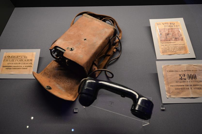 Экспонаты музея военной истории Урала "Свердловск: Говорит Москва!", который открылся в доме, где находилась студия, из которой диктор Всесоюзного радио Государственного комитета СМ СССР по телевидению и радиовещанию Юрий Левитан несколько лет озвучивал сводки Советского информбюро в годы Великой Отечественной войны.