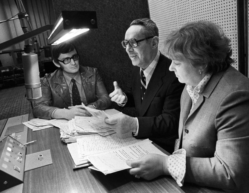 Москва. Передача Всесоюзного радио "Пишут ветераны". Участники: редактор Анатолий Ярошевский, диктор Юрий Левитан (в центре), режиссер Ариадна Качалова. Дата съемки: 21.03.1980