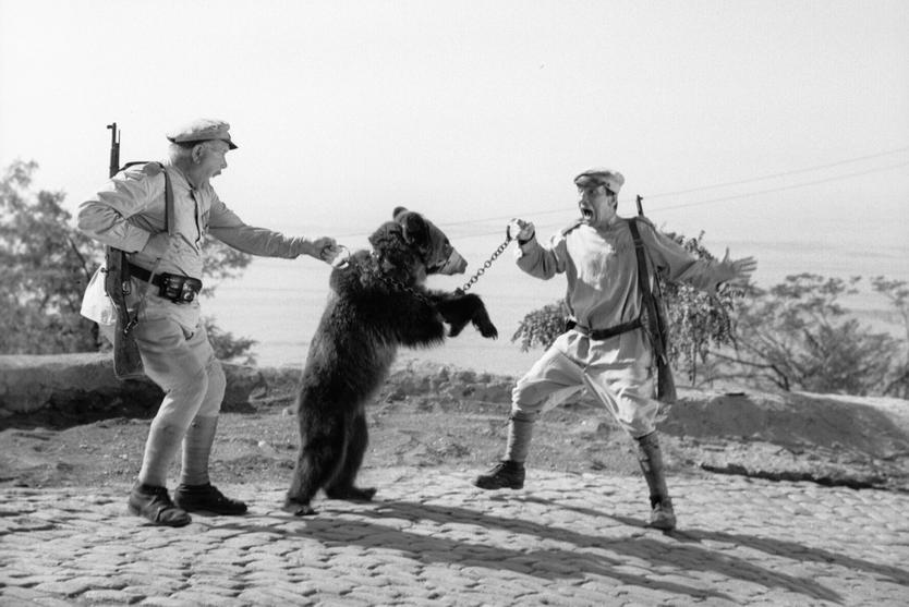 Заслуженный артист РСФСР Савелий Крамаров (справа) в сцене из фильма «Новые приключения неуловимых» (режиссер Эдмонд Кеосаян)