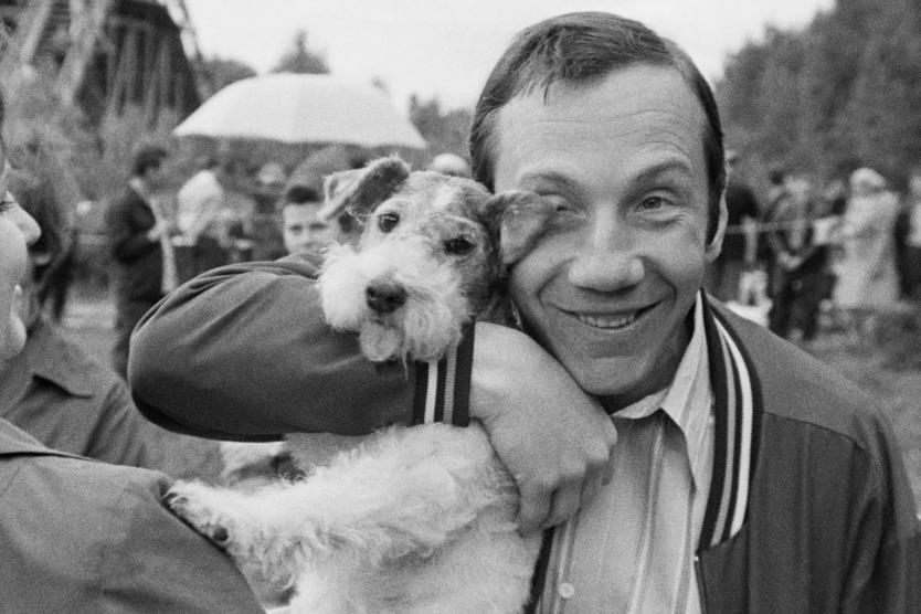 Советский актер Савелий Викторович Крамаров со своей собакой