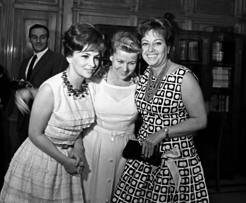 Итальянские актрисы Джина Лоллобриджида (слева) и Мариза Мерлини, министр культуры СССР Екатерина Фурцева (в центре) во время II Московского международного кинофестиваля