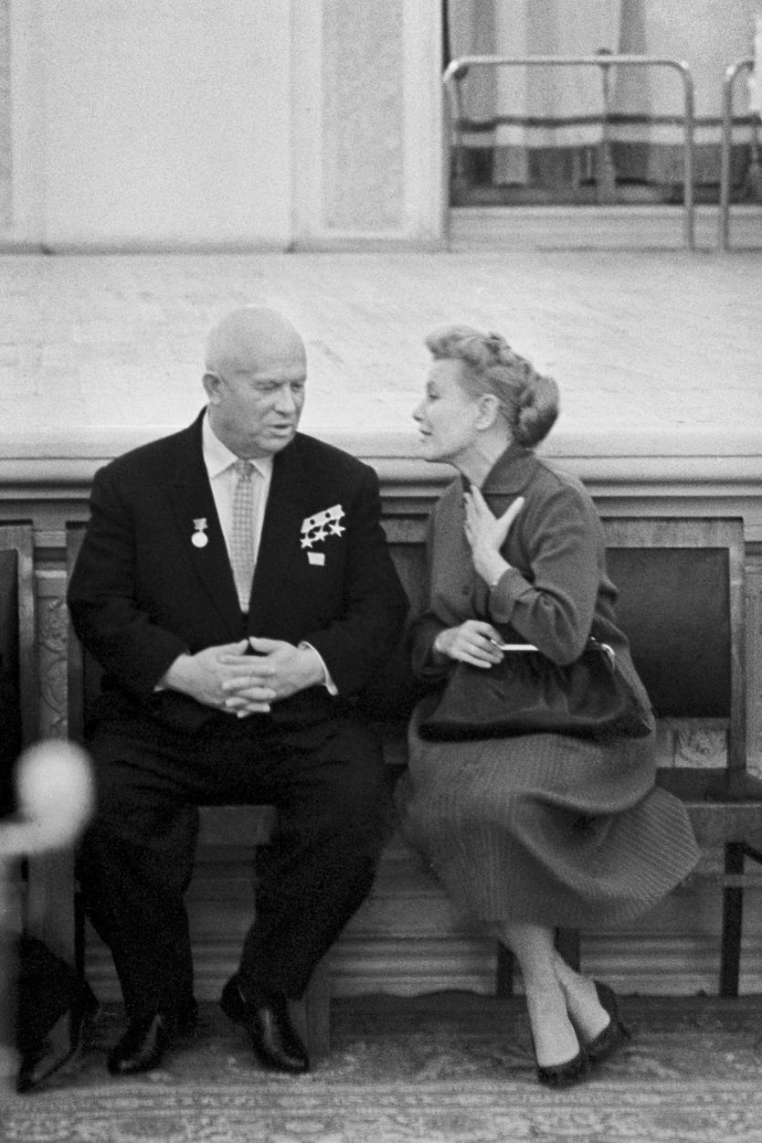 1963 г. СССР. Москва. Трижды Герой Социалистического Труда, председатель Совета Министров СССР, Первый секретарь ЦК КПСС Никита Сергеевич Хрущев и министр культуры СССР Екатерина Алексеевна Фурцева во время беседы в Большом Кремлевском дворце