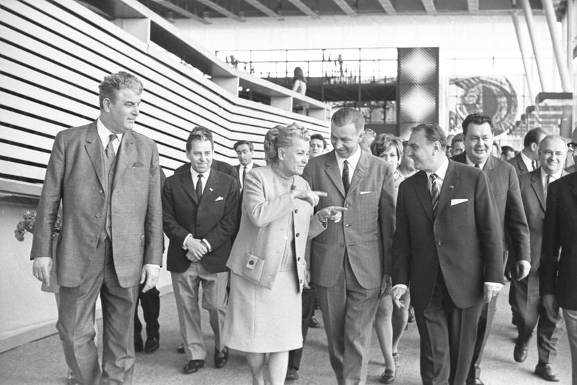 Министр культуры СССР Екатерина Алексеевна Фурцева (в центре) на выставке «Чехословакия-70» в Москве