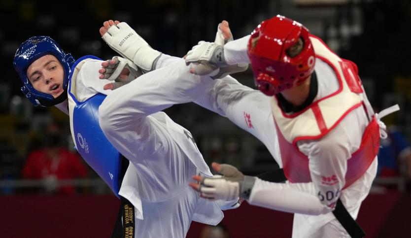 Слева направо: российский спортсмен, член сборной России (команда ОКР) Максим Храмцов и Салех Аль-Шарабати (Иордания) в финале соревнований по тхэквондо в весовой категории до 80 кг среди мужчин на XXXII летних Олимпийских играх в Токио.