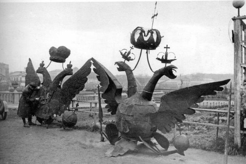 Демонтированные с кремлевских башен орлы выставляются в Парке Горького. Октябрь 1935 года