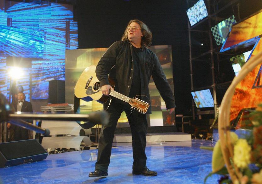 Певец и композитор Александр Градский выступает на юбилейном вечере, посвященном 15-летнему юбилею телекомпании «АТВ». Вечер состоялся в главном офисе телекомпании