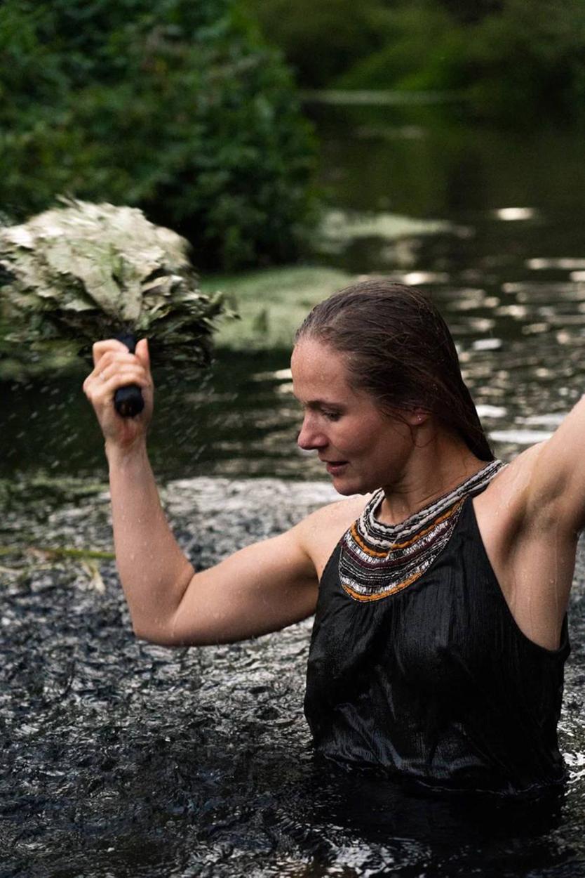 Кристина Олешко в реке на выездном парении