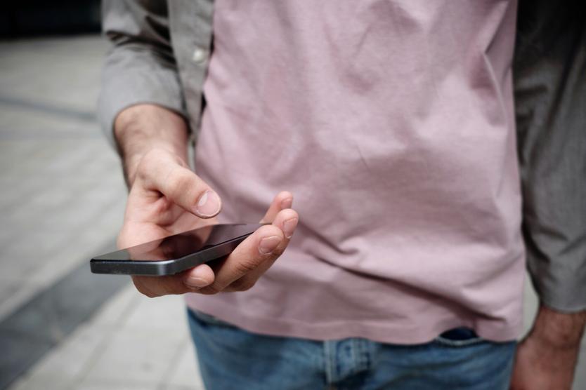 Иногда нужно обратиться к родным человека, который вас преследует, чтобы объяснить ситуацию и даже выработать совместный план действий. Возможно, вашему сталкеру нужна серьезная психиатрическая помощь