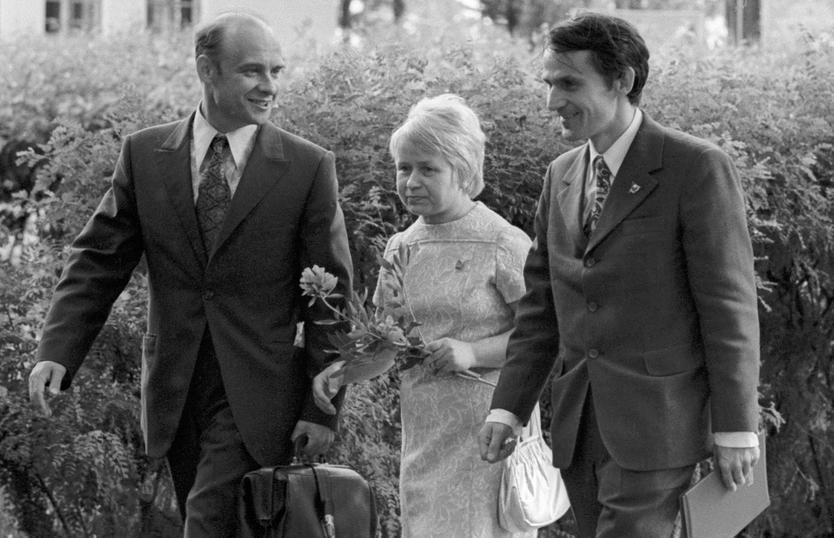 Композитор Александра Пахмутова (в центре) с мужем поэтом Николаем Добронравовым (слева) и белорусским композитором Игорем Лученком (справа)