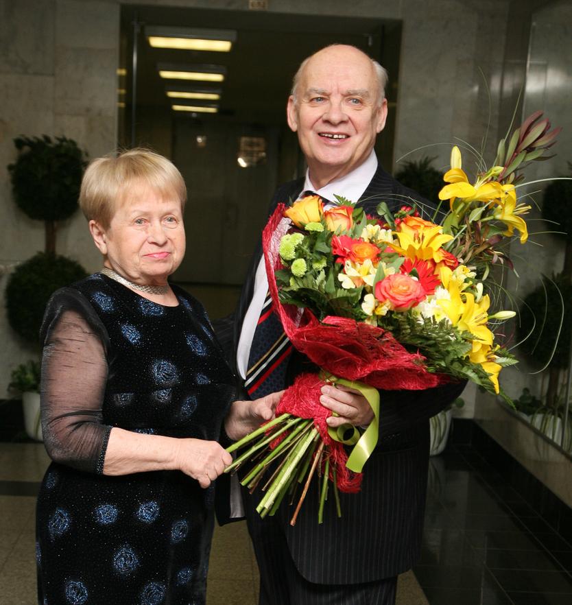 Композитор Александра Пахмутова и поэт Николай Добронравов перед началом юбилейного концерта народной артистки СССР Эдиты Пьехи в Государственном Кремлевском дворце. Певица отмечает двойной юбилей — свое 70-летие и 50-летие творческой деятельности