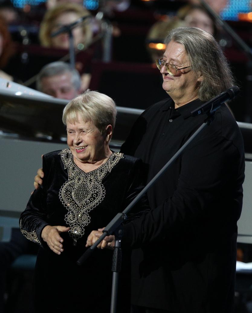 Композитор Александра Пахмутова и певец Александр Градский на творческом вечере «Праздник любви», посвященном юбилею А. Пахмутовой, в Государственном Кремлевском дворце. Москва. 3 ноября 2014 года