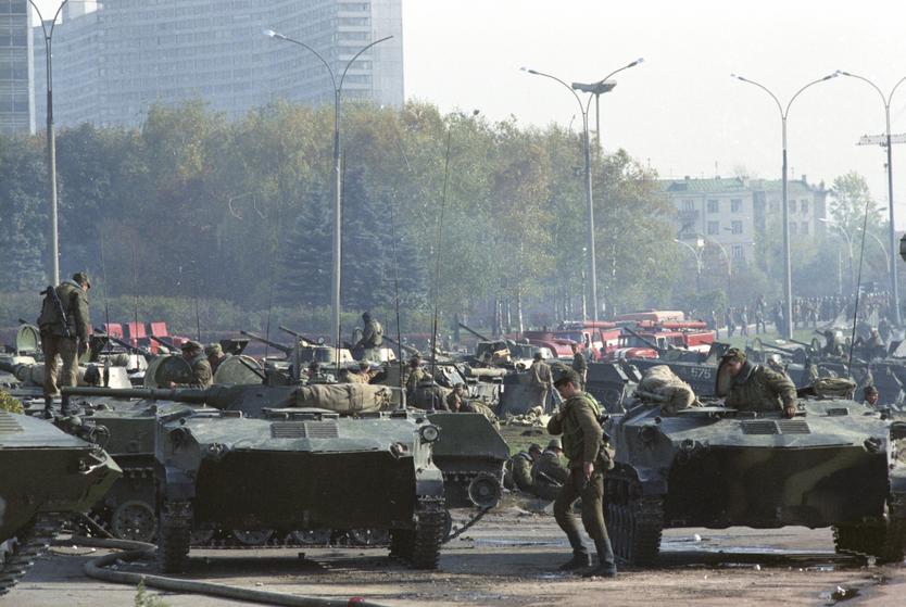 События 21 сентября — 5 октября 1993 года в Москве. Бронетранспортеры и танки, введенные в столицу в результате конфликта между депутатами Верховного Совета и исполнительной властью России во главе с президентом Борисом Ельциным, готовятся к штурму Дома Советов РФ (Белый дом)