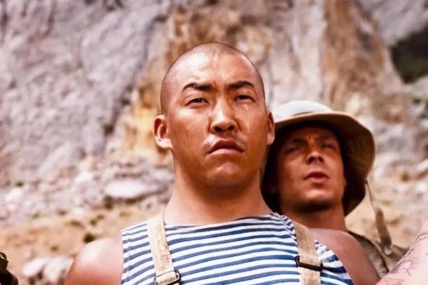 «По центру Москвы скинхеды на лошадях скакали». Актер Амаду Мамадаков — о столице 90-х, жизни на Алтае, шаманизме и пьесе Хинштейна