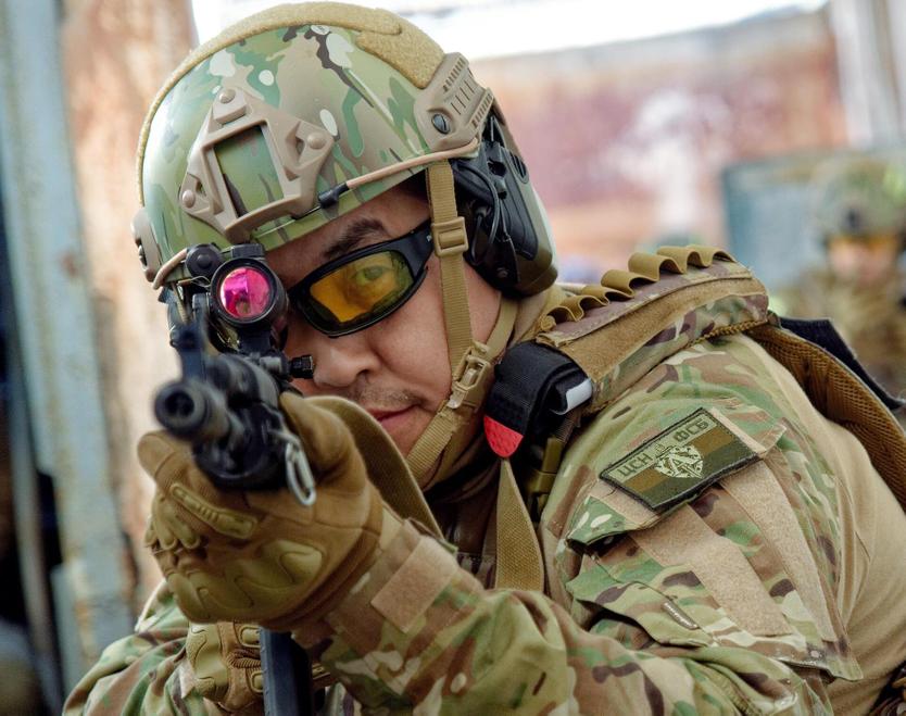 Съемки сериала «Позывной Альфа» на территории следственного изолятора «Кресты». Актер Амаду Мамадаков во время съемок