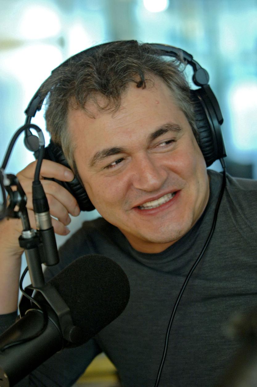 19.04.2006. Журналист Дмитрий Дибров за работой в студии прямого эфира радиостанции NEXT, нового проекта «Смотри радио» в «Новинском пассаже»