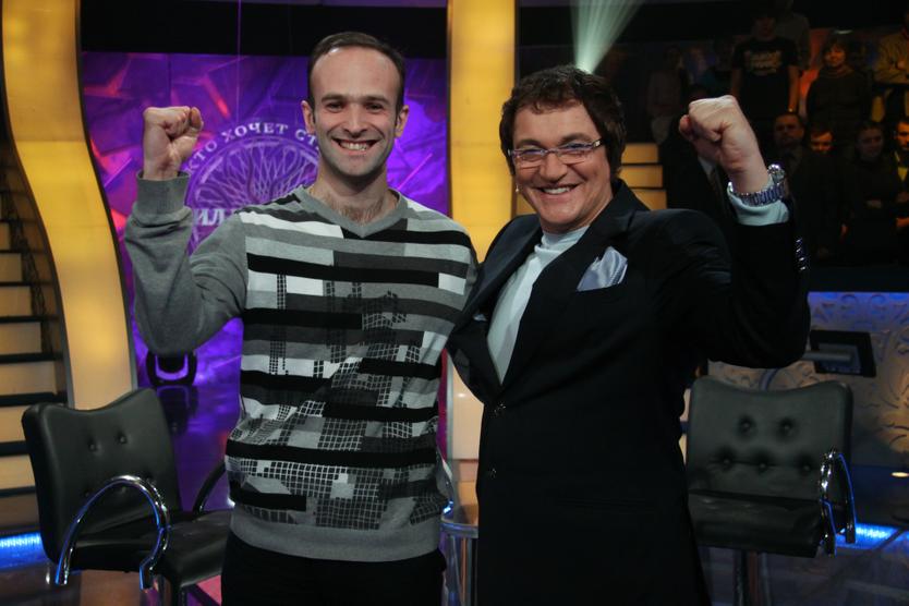 Тимур Будаев, выигравший три миллиона рублей, и ведущий программы «Кто хочет стать миллионером?» Дмитрий Дибров (слева направо)