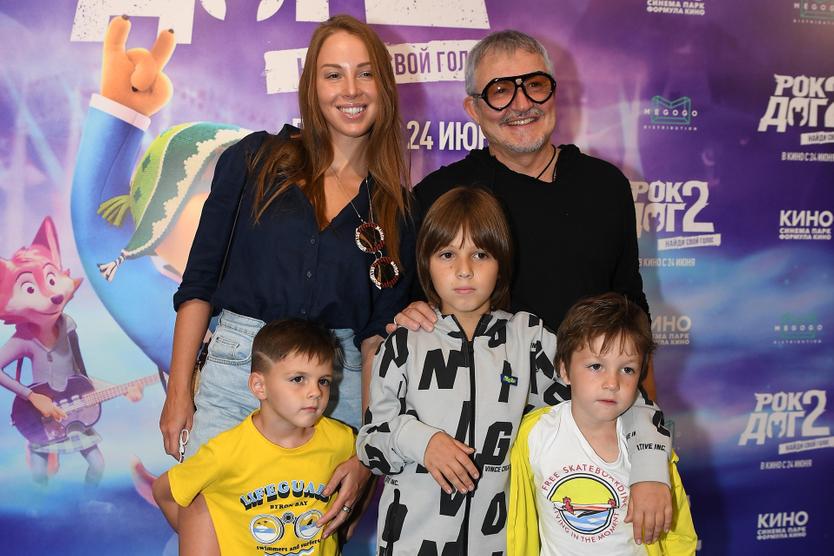 Телеведущий Дмитрий Дибров с супругой Полиной и детьми на премьере анимационного фильма «Рок Дог 2» в кинотеатре «Формула Кино на Кутузовском» в Москве
