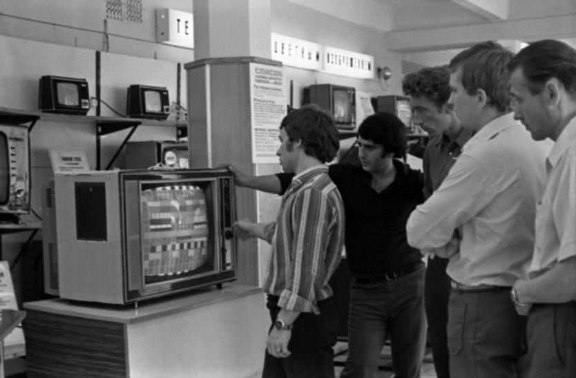 Специализированный магазин бытовой электроники «Сигнал» в Новых Черемушках. Покупатели в отделе телевизоров, 1970-е
