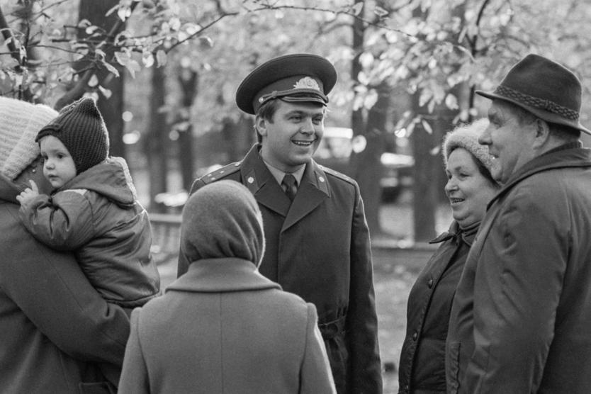 Белорусская ССР. Минск. 1 октября 1983 г. Участковый инспектор, старший лейтенант милиции Валентин Федорович Демченко с жителями своего микрорайона