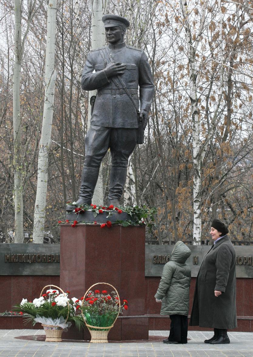 Памятник милиционеру скульптора Александра Хачатуряна в сквере на улице Некрасова, Пенза
