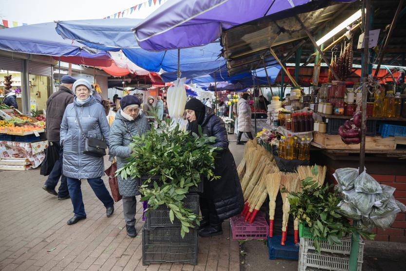 И среди продавцов, и среди покупателей на Преображенском рынке много пожилых людей