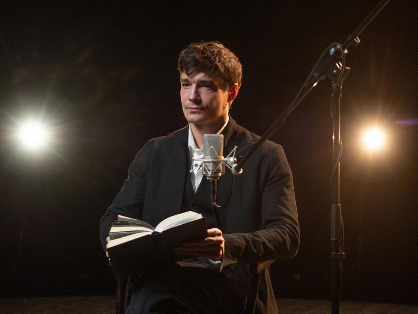 Максим Матвеев с книгой воспоминаний Александра Вертинского во время съемок проекта