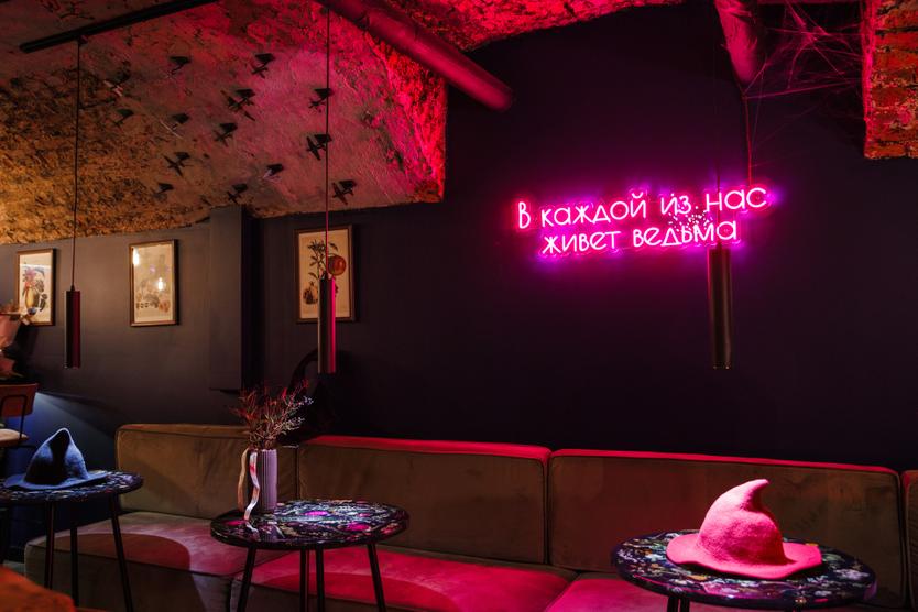 В Москве открыли бар только для женщин. Что будет происходить вдали от мужских глаз?