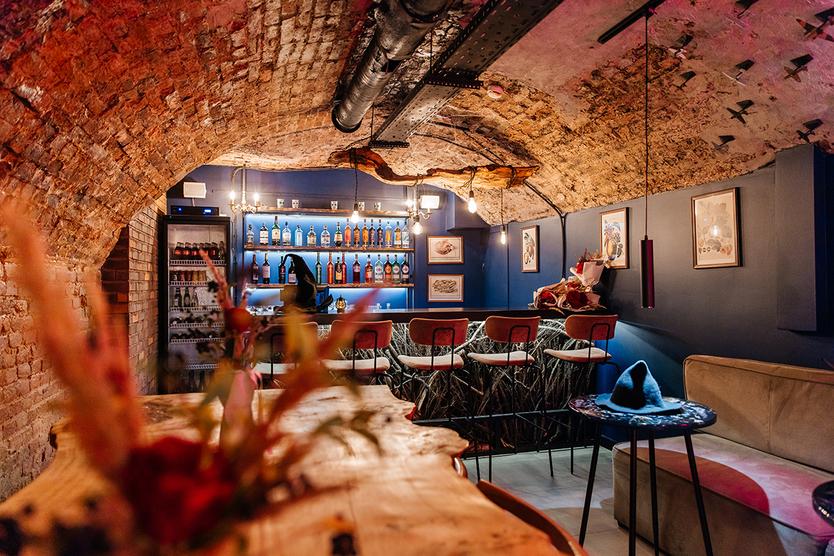 В Москве открыли бар только для женщин. Что будет происходить вдали от мужских глаз?