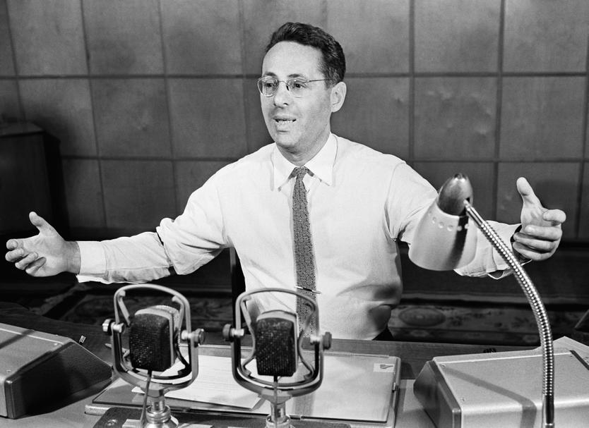 Диктор Всесоюзного радио Юрий Борисович Левитан, зачитывающий в эфире сообщение Телеграфного агентства Советского Союза об успешном завершении полета первого в мире космонавта Юрия Алексеевича Гагарина