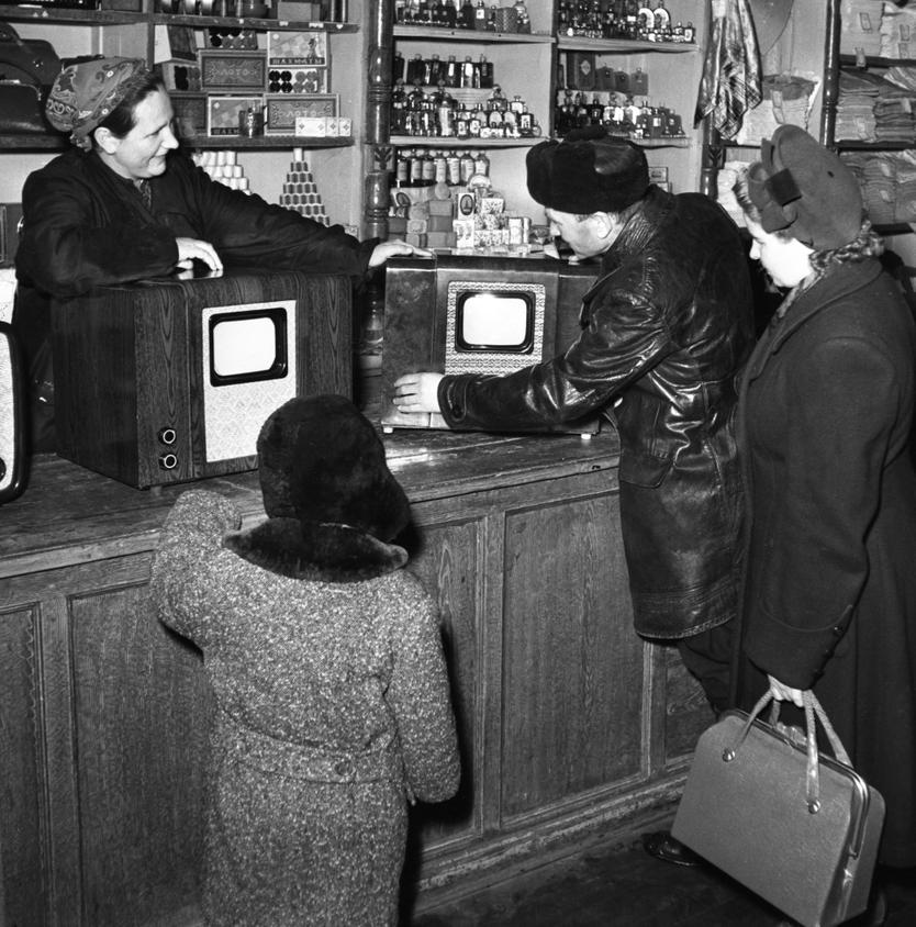 Покупатели выбирают телевизор в сельском магазине села Павловская слобода Истринского района. 1956 год