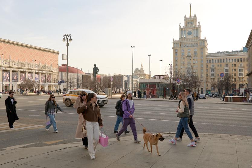 Новых друзей можно найти на работе, в родительском чате, в тренажерном зале, на лестничной площадке. Они могут оказаться где угодно. Нужно просто выходить у людям и общаться  с ними