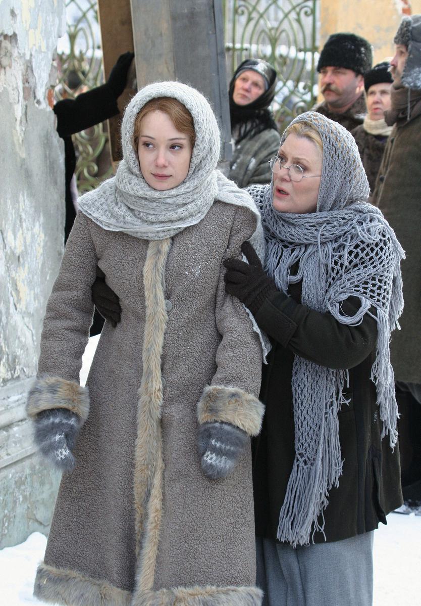 Россия. Ярославль. Актрисы Чулпан Хаматова, исполняющая роль Лары, и Галина Польских (слева направо) во время съемок фильма Александра Прошкина "Доктор Живаго" по роману Бориса Пастернака в селе Великое. Галина Польских в картине играет 3 роли: жену управляющего, библиотекаря и монахиню.