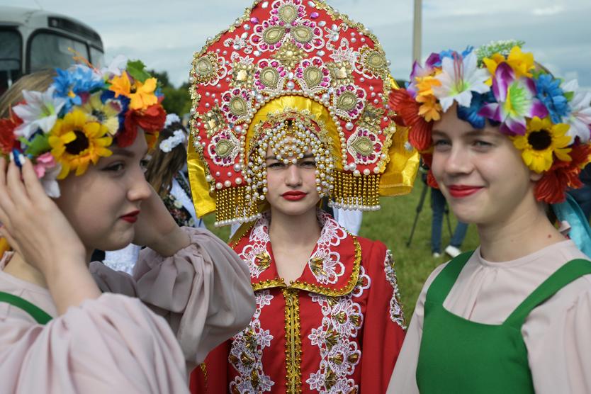 Кокошики и русские узоры на блузах и платьях в последнее время пользуются большим спросом