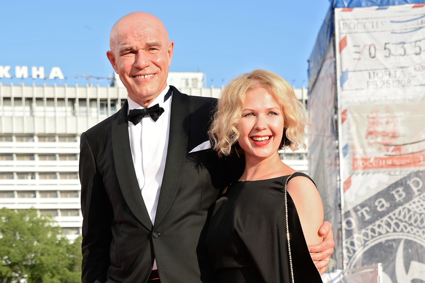 Музыкант Сергей Мазаев с супругой Галиной на красной дорожке церемонии открытия XXVI Открытого Российского кинофестиваля «Кинотавр» в Сочи.