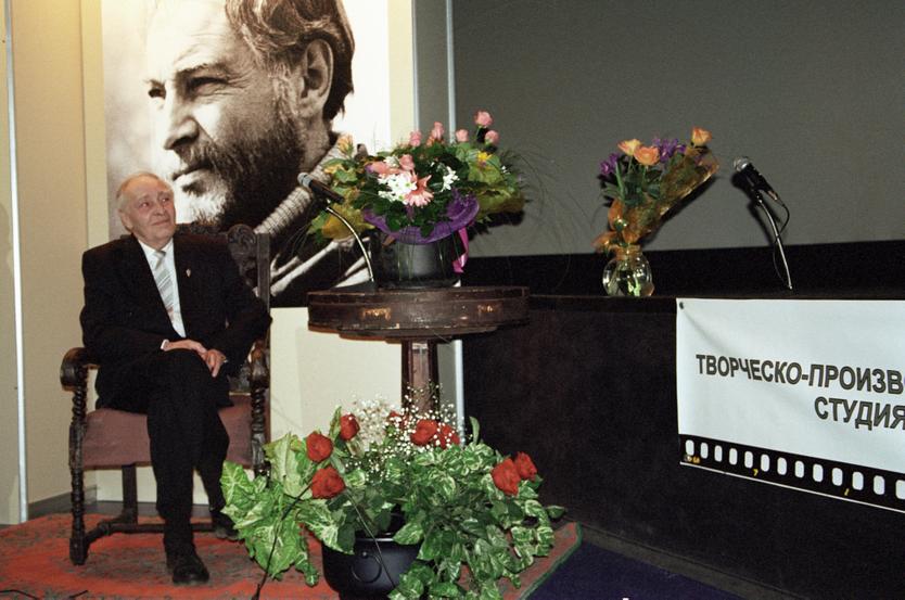 Актер Вячеслав Тихонов принимает поздравления на юбилейном творческом вечере.