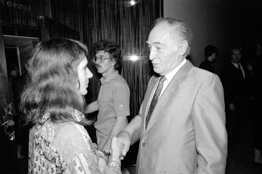 Гость кинофестиваля актер Вячеслав Тихонов во время беседы с любительницей кино. 2 июля 1993 года