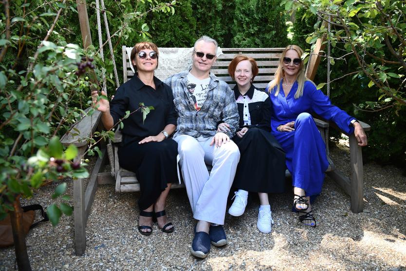 Актеры Алена Бабенко, Сергей Юшкевич и Дарья Белоусова (слева направо) на VIII Московском Международном фестивале садов и цветов Moscow Flower Show в парке искусств Музеон