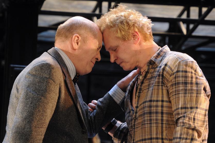 Актеры Александр Филиппенко в роли Ричарда Эрлиха и Сергей Юшкевич в роли Джеймса Додда (слева направо) в сцене из спектакля по пьесе Дональда Маргулиса «Скрытая перспектива» в постановке режиссера Евгения Арье в театре «Современник»