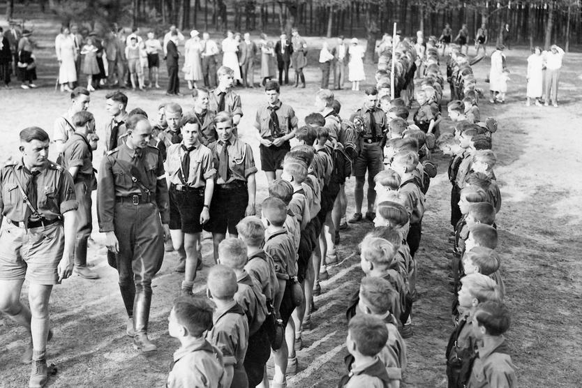 Региональный представитель Эрих Жан (Erich Jahn) приветствует юных членов берлинского слета гитлерюгенд Onkel Toms Huette.