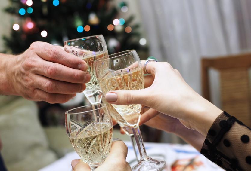 Елена и ее семья провожаетстарый год, громко выкрикивая слова прощания в окно