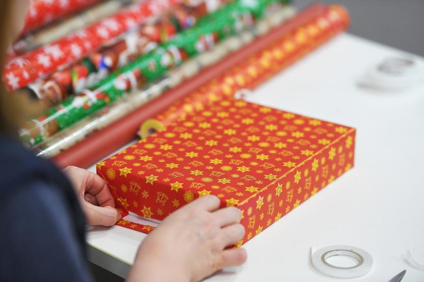 Новогодние праздники - отлияный повод наладить отношения с теми, кто живет с вами в одном подъезде или на лестничной клетке. Просто подарите им что-нибудь. Особенно здорово, если подарок будет создан своими руками