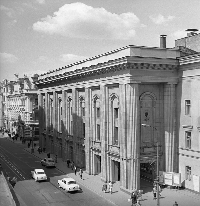 Здание Государственного академического театра имени Евгения Вахтангова на улице Арбат